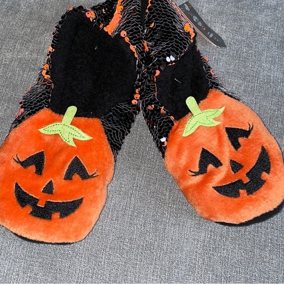 Hyde & EEK! Boutique Pumpkin Flip Sequin Pull-On Slipper Socks with Grippers - Picture 6 of 10